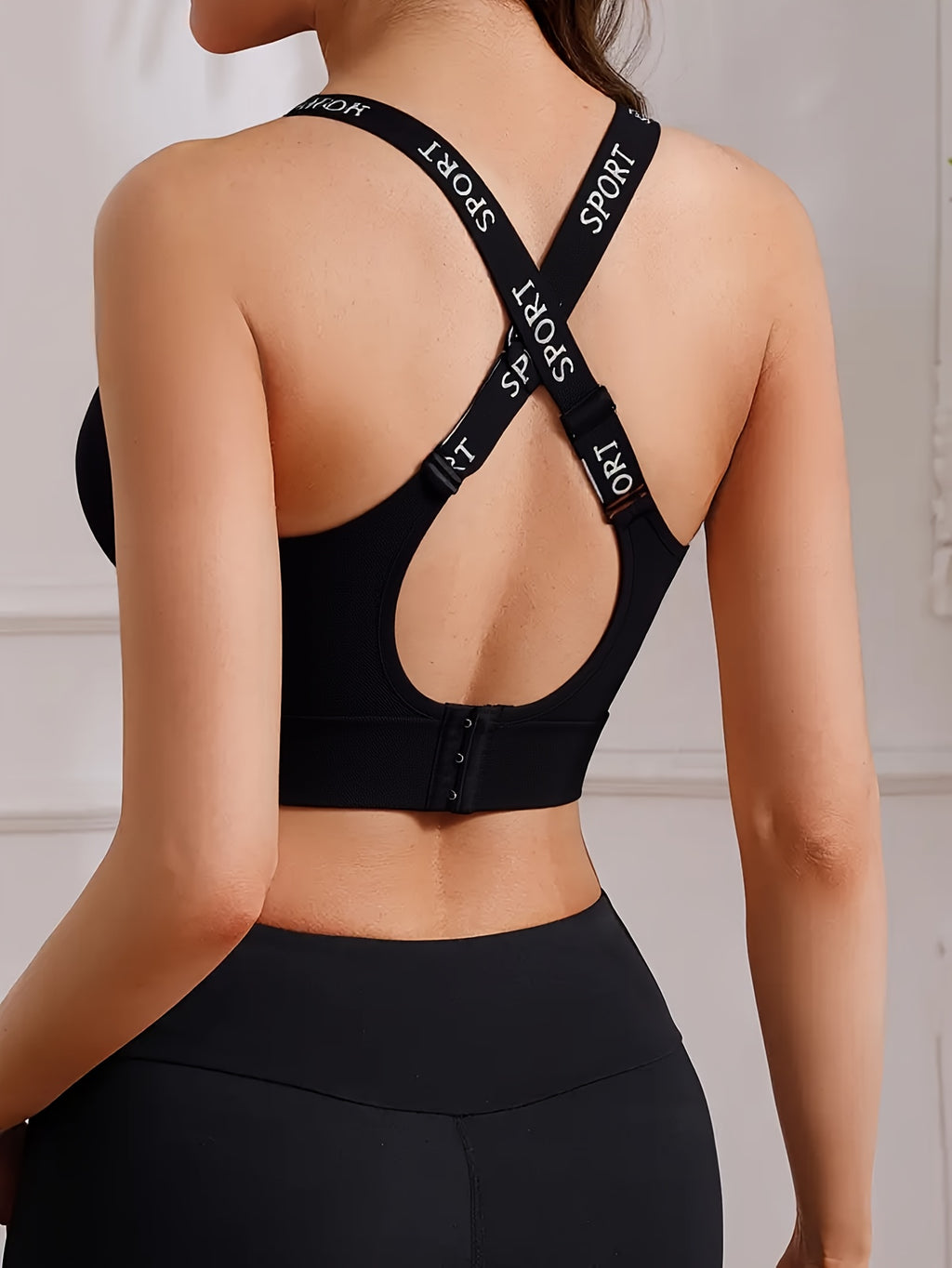 Brassière sport sans coutures, maintien confortable, design croisé dos nu, absorbe les chocs, idéale pour yoga, fitness et course.