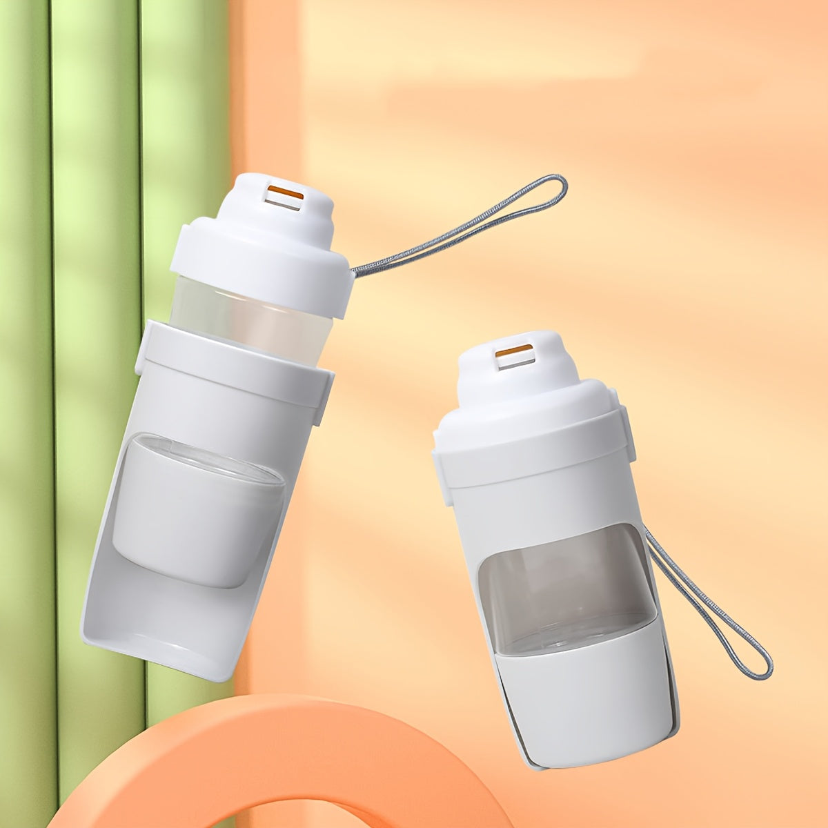 Bouteille d'eau portable et étanche pour chien. Distributeur durable en plastique, poignée ergonomique, design anti-renversement, idéale pour les sorties et voyages. Disponible en plusieurs couleurs.