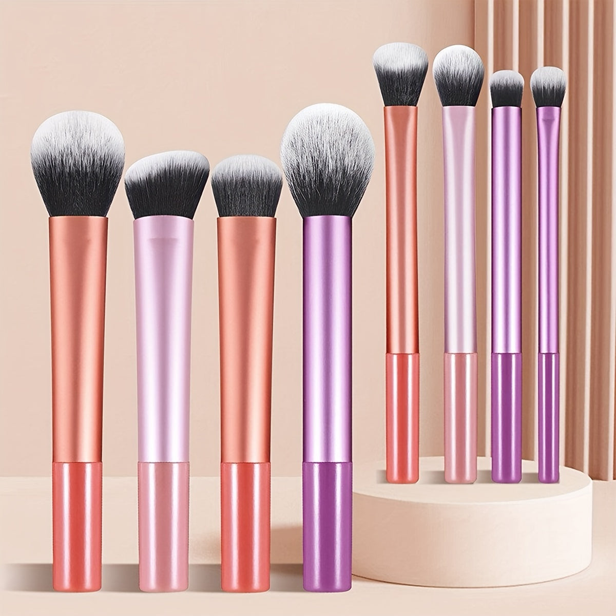 Set portable de 8 pinceaux maquillage, manches synthétiques légers et résistants, poils doux de qualité supérieure, couleurs variées.