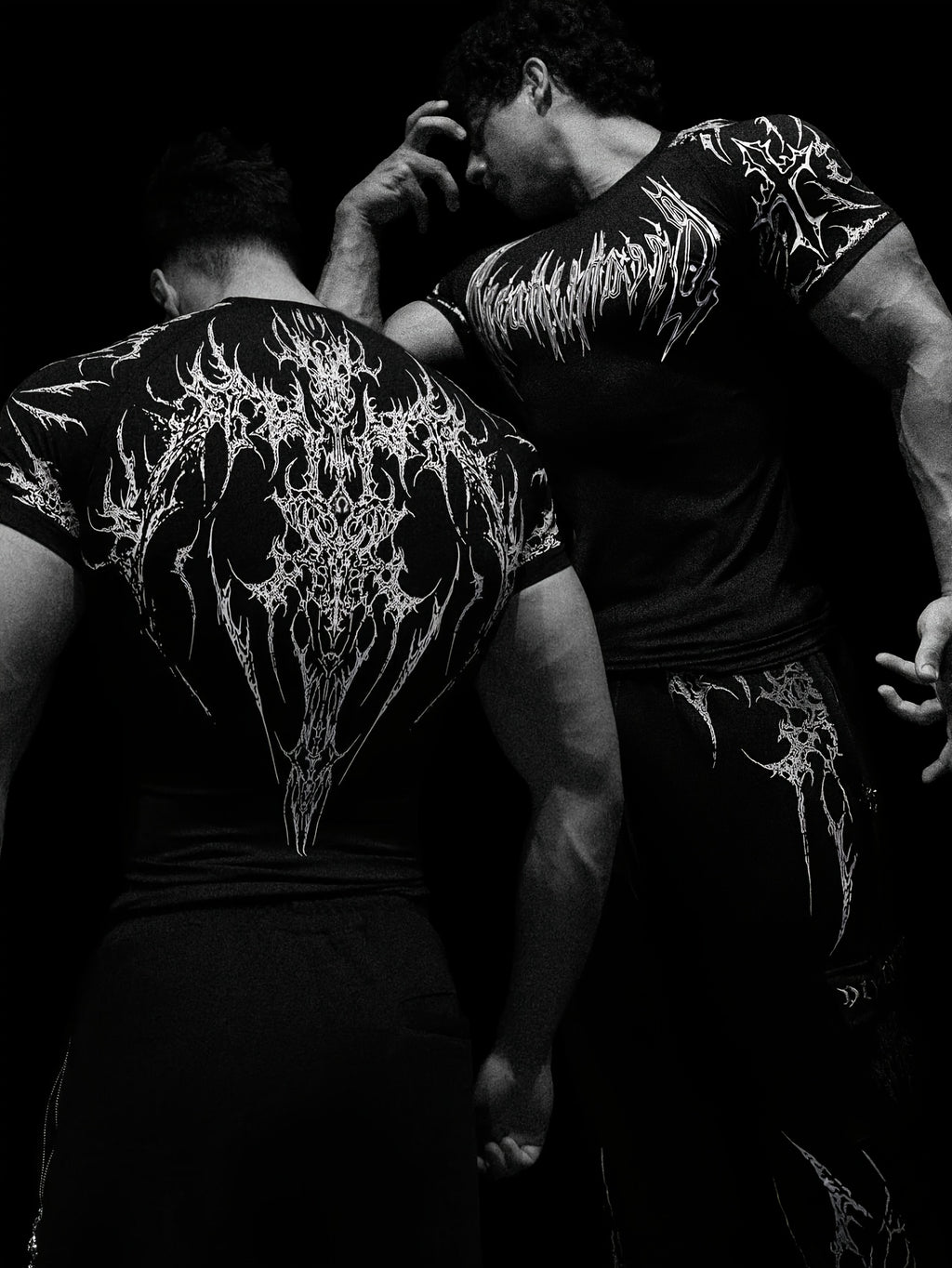 T-shirt compression 2025, haute élasticité, séchage rapide, motif géométrique rouge, maintien musculaire performant, adapté entraînement hommes et femmes.