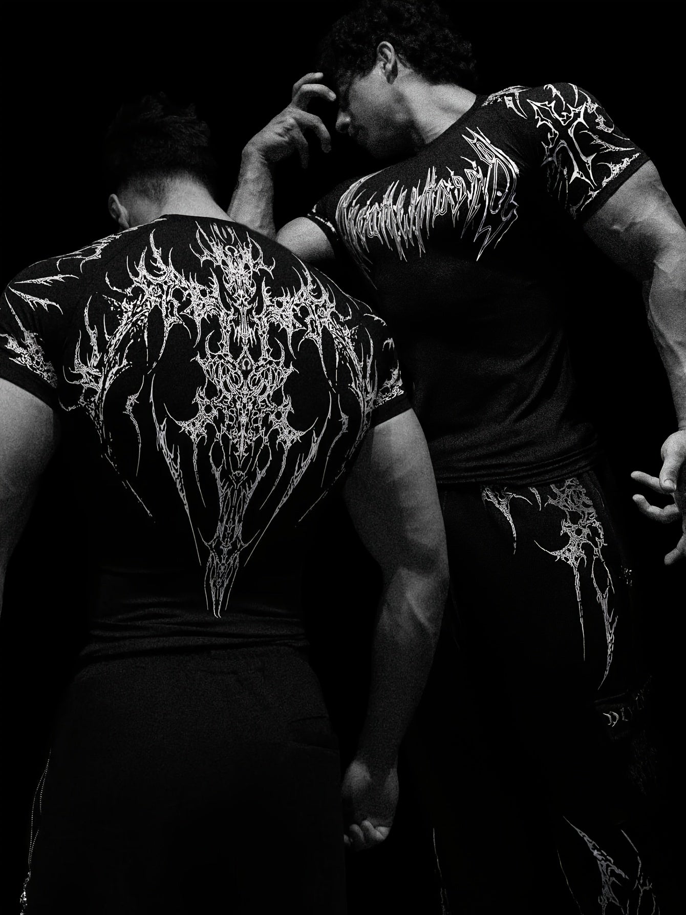 T-shirt compression 2025, haute élasticité, séchage rapide, motif géométrique rouge, maintien musculaire performant, adapté entraînement hommes et femmes.