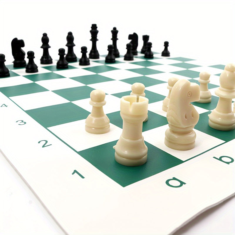 Tapis d'échecs international avec pièces en plastique. Jeu d'échecs pour adultes, idéal pour les compétitions et le développement intellectuel.