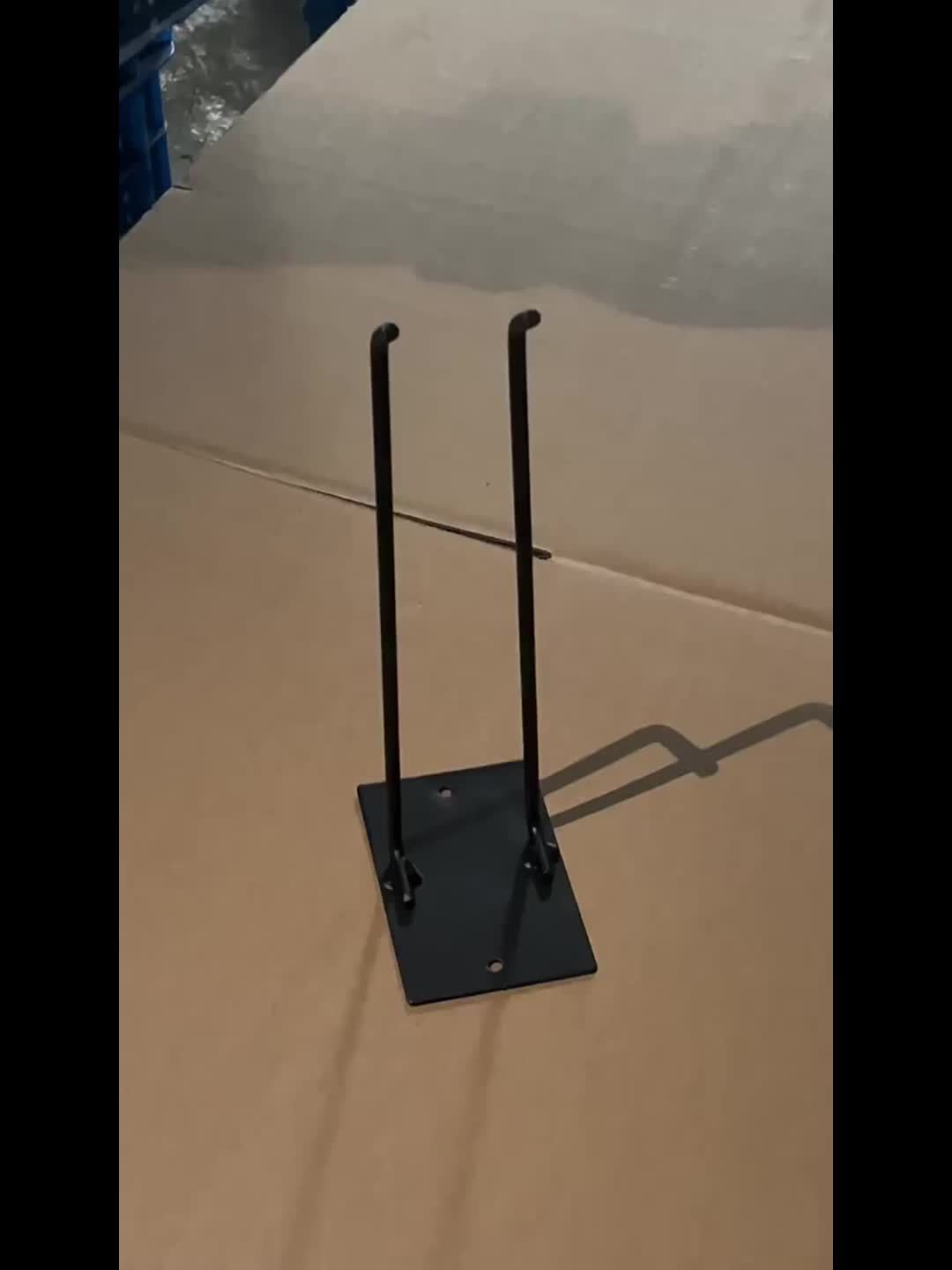 Support mural en fer robuste, rangement polyvalent garage et jardin, pour pelles, râteaux et balais, gain de place, finition métallique noire.