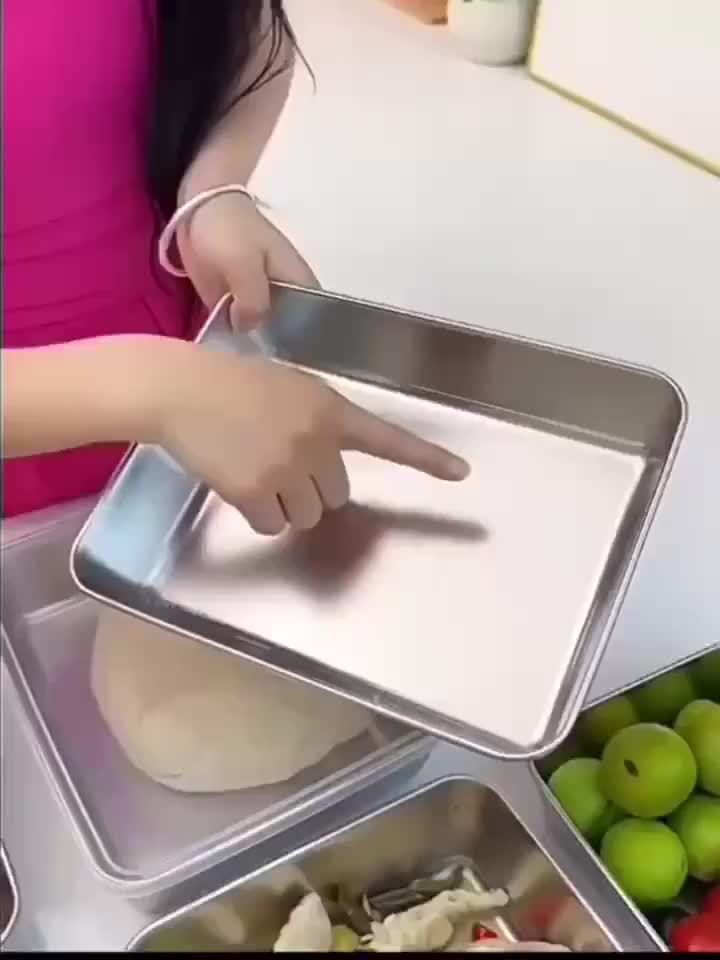 Set of 3 large rectangular stainless steel baking dishes with lids, non-stick, easy to clean, ideal for roasting vegetables, meats and more.