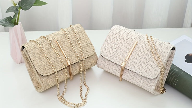 Sac bandoulière tissé élégant avec métal doré et chaîne amovible, léger, petit format carré, fermeture pression, idéal voyage, travail et usage quotidien.