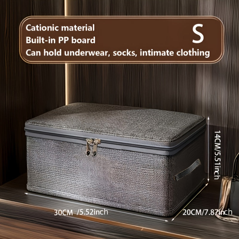 Boîte de rangement empilable extra-large avec couvercle rabattable, conçue en polyester robuste pour un stockage vertical optimal dans les petits espaces.