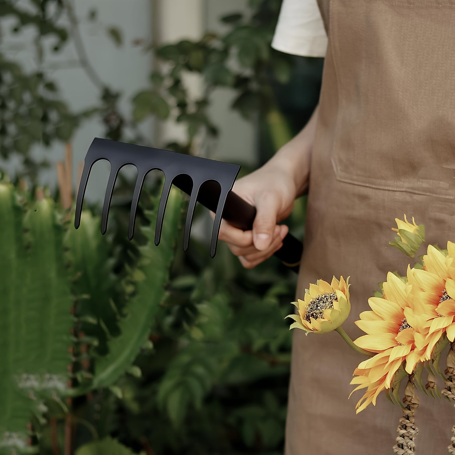 Râteau à main en acier carbone, poignée ergonomique en caoutchouc, mini outil polyvalent pour désherber, aérer le sol et entretenir pelouse et jardin.