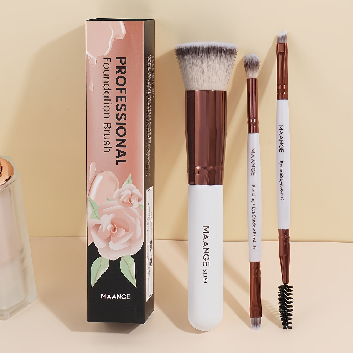 3-piece face set: foundation, blush and eyelash brushes, soft bristles, comes with a portable case for convenient makeup.