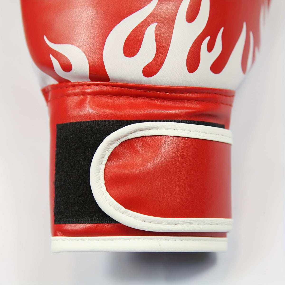 Paire de gants de boxe jeunesse 6 oz avec rembourrage en mousse épaisse, adaptés à l’entraînement amateur et professionnel.