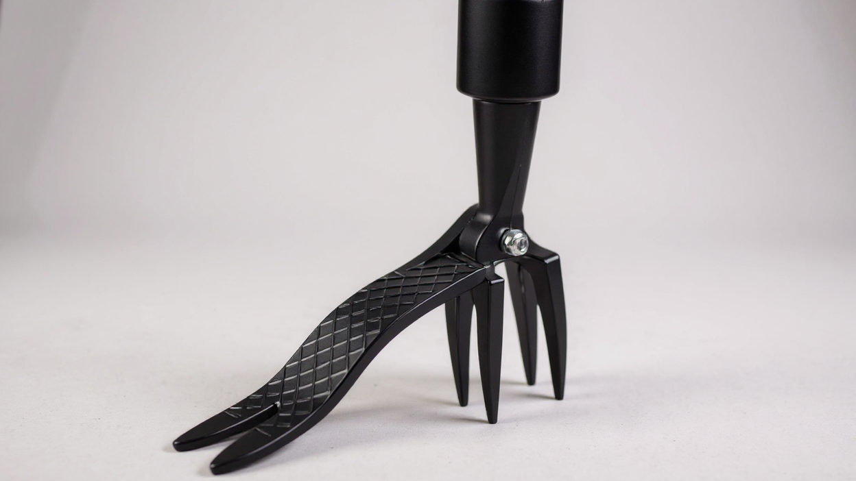 Robust, multifunctional, effortless metal weed remover, ideal for removing roots and maintaining lawns effectively.