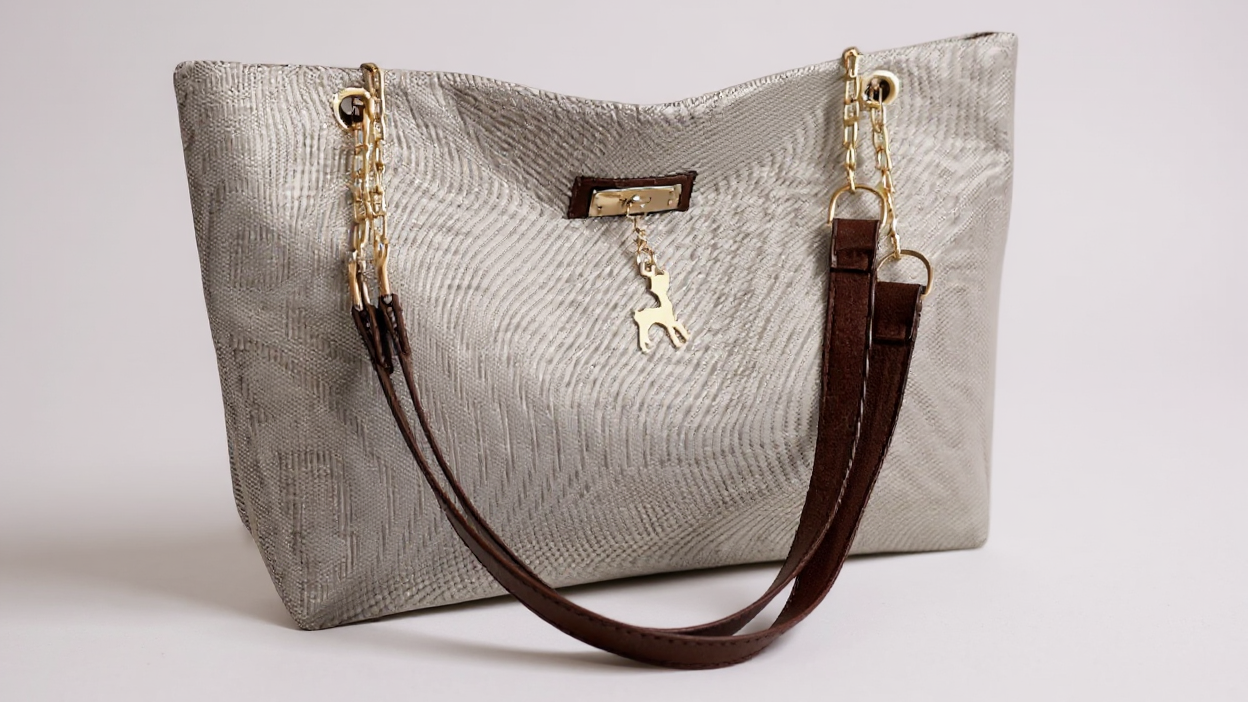 Sac fourre-tout en polyester tendance, grande capacité, bandoulière réglable, fermeture zippée, orné d’un charm cerf, style besace pour femme.