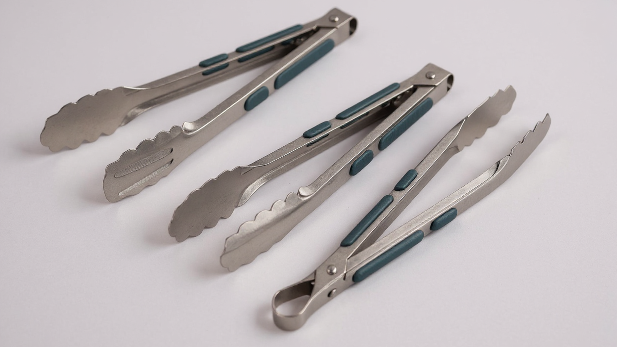 Pinces alimentaires inox avec poignées silicone : résistantes à la chaleur, durables, prise sûre. Idéales pour buffet, BBQ et cuisine extérieure.