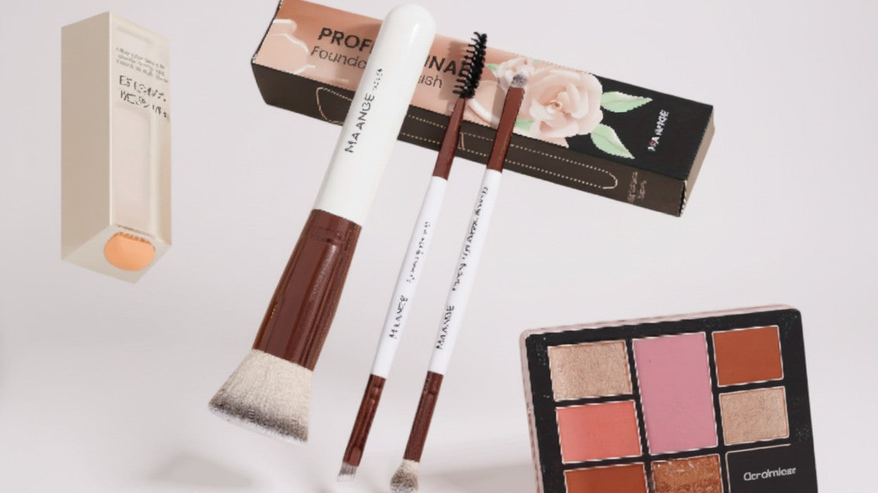 3-piece face set: foundation, blush and eyelash brushes, soft bristles, comes with a portable case for convenient makeup.