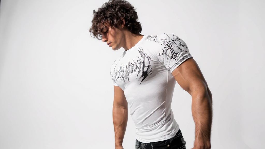 T-shirt compression 2025, haute élasticité, séchage rapide, motif géométrique rouge, maintien musculaire performant, adapté entraînement hommes et femmes.