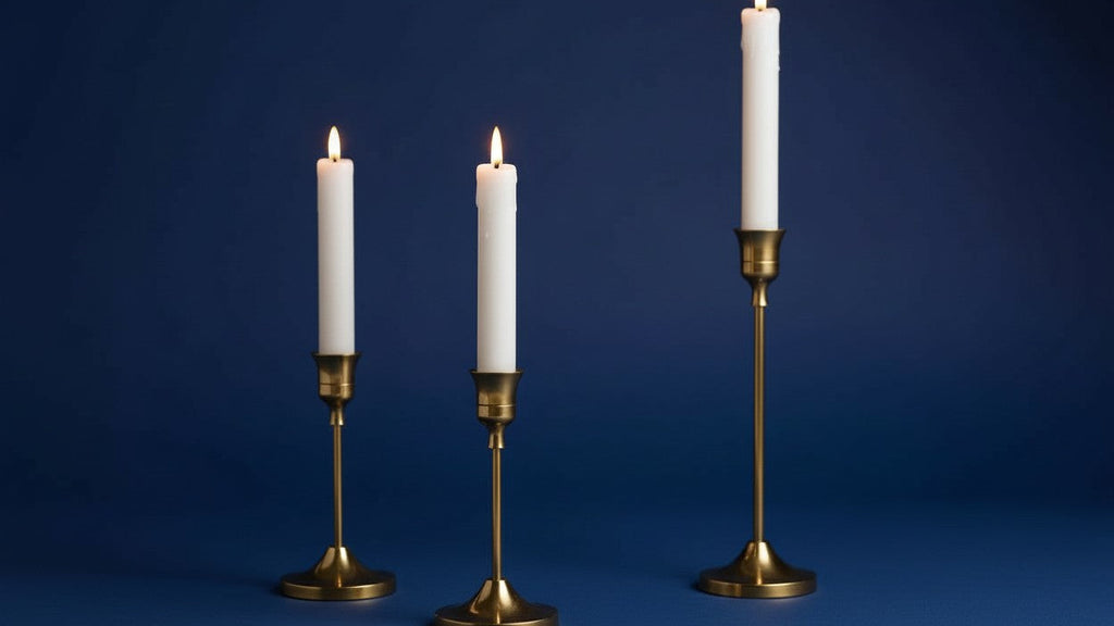 طقم من 3 حوامل شموع أنيقة من النحاس المطلي بالذهب. تصميم معدني مصقول، مثالي لحفلات الزفاف أو العشاء أو لتزيين المنزل، الشموع غير متضمنة، تصميم عصري ومتين.