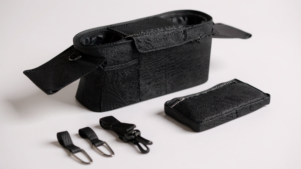 Hanging stroller bag, large capacity with multiple compartments, adjustable straps, convenient for diapers, bottles and toys when out and about.