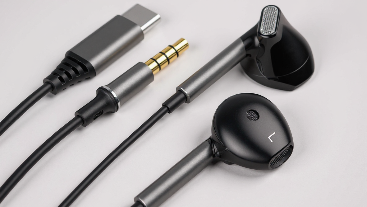 Écouteurs filaires HiFi 9D, USB-C et 3,5 mm, son haute résolution, design noir premium, confortables et durables, contrôle du volume, compatibles smartphones et gaming.