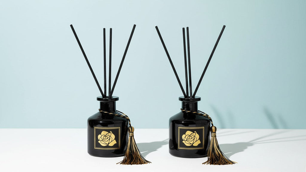 Diffuseur d’ambiance à parfum intense Bouteille avec bâtonnets, disponible en plusieurs senteurs, idéal pour parfumer et rafraîchir maison ou bureau.
