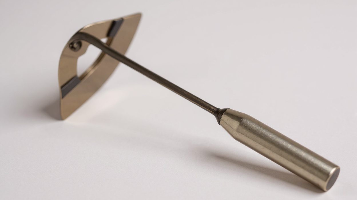 Houe robuste tout acier avec lame en croissant, design en échelle pour désherber, creuser et planter, idéale jardin, ferme et aménagement.