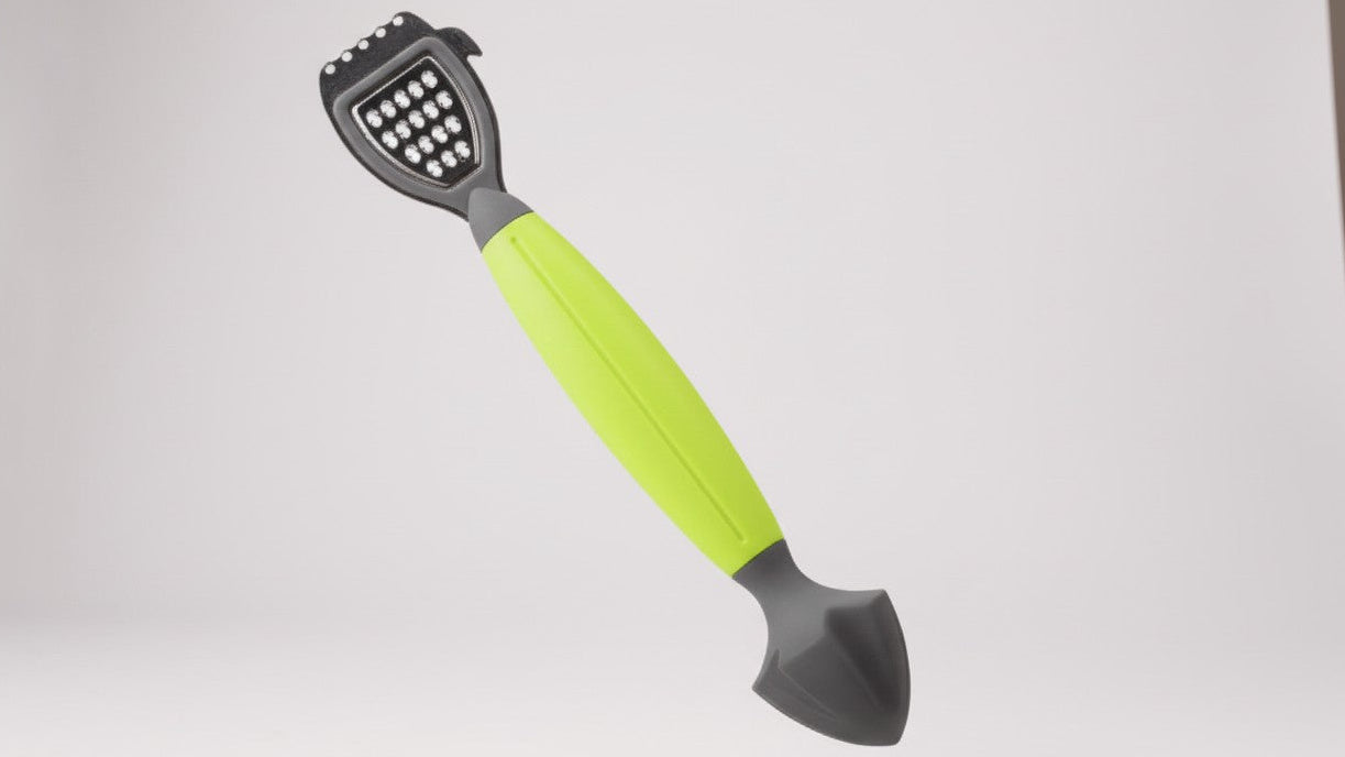 Zesteur et presse-citron multifonction vert, lame inox, râpe intégrée, ergonomique et durable, idéal pour jus et râpage d’agrumes en cuisine.