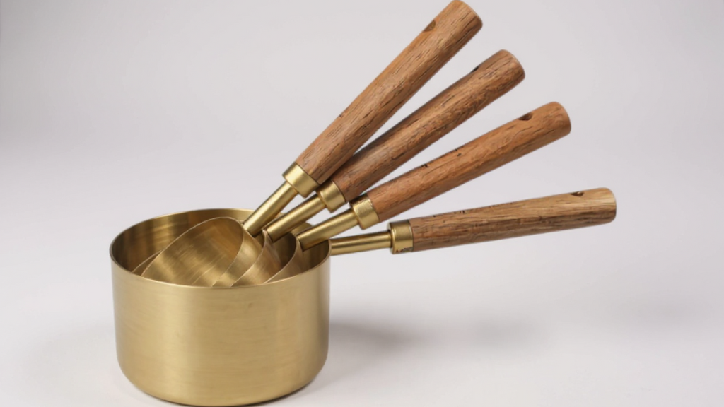 Set de Tasses et Cuillères à Mesurer en Acier Inoxydable : 4 ou 8 pcs, poignée bois d’acacia, idéal pâtisserie, assaisonnements et DIY cuisine.