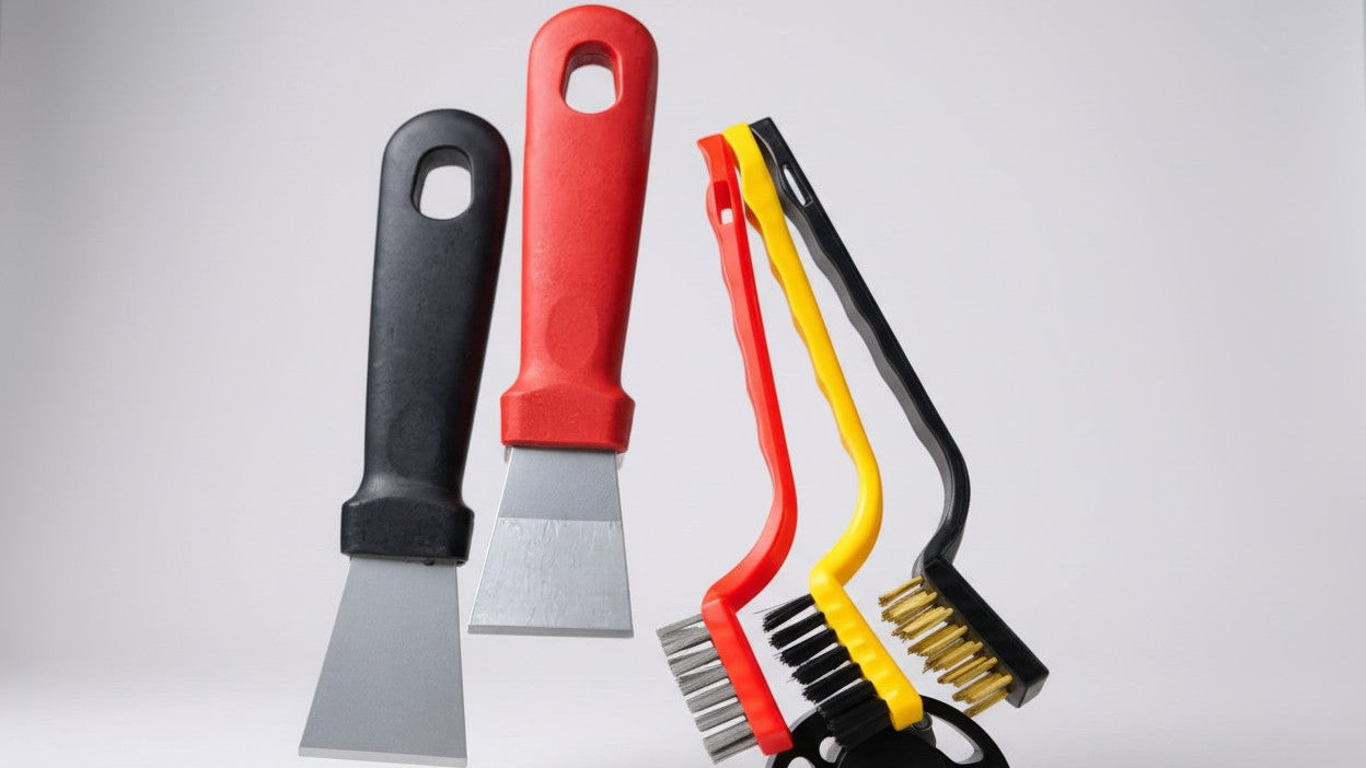 Set of 7 kitchen cleaning tools: ice shovel, electric brush, scrapers and brushes for hobs, hoods, pans and stubborn grease.