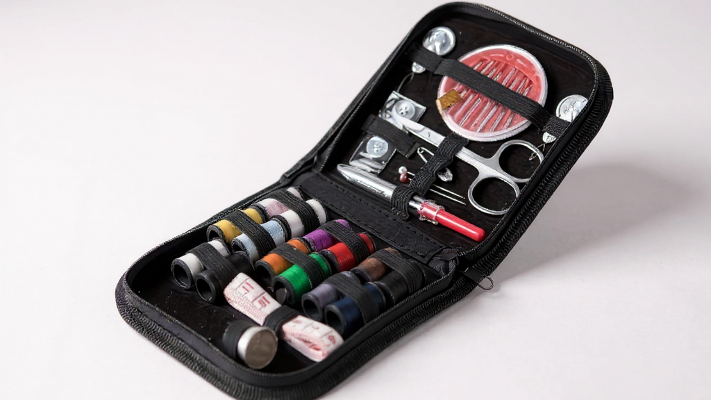 Kit de couture complet 67 pcs, aiguilles à grand chas, fils et accessoires, idéal pour réparations d’urgence et travaux manuels en déplacement.