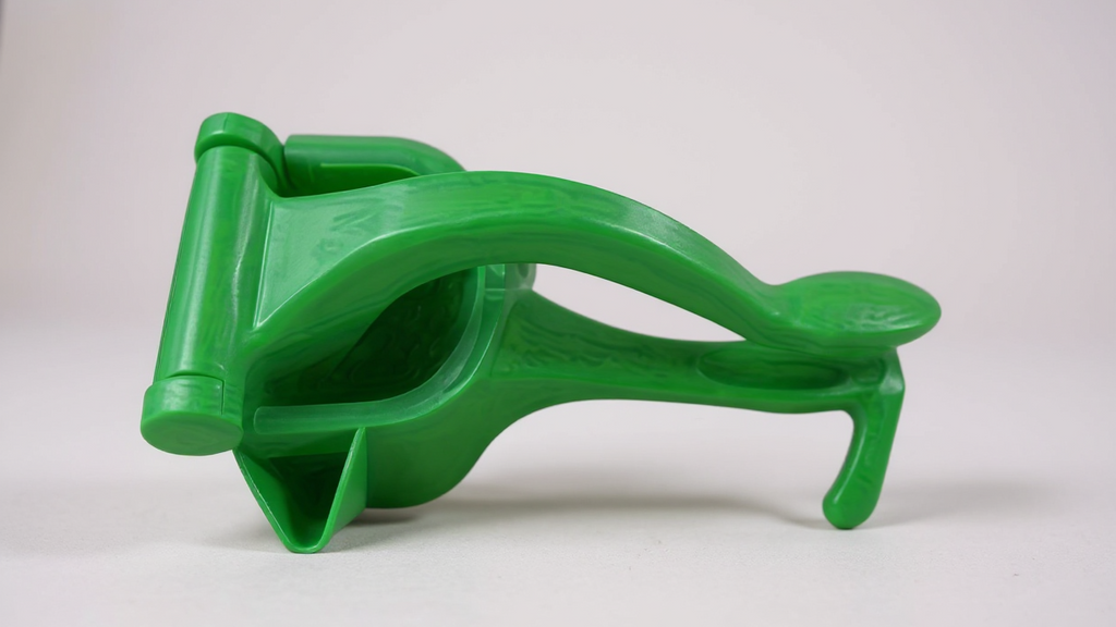 Multifunctional manual citrus press, compact and portable, juice extraction without electricity, for fruits and lemons, made of durable plastic.