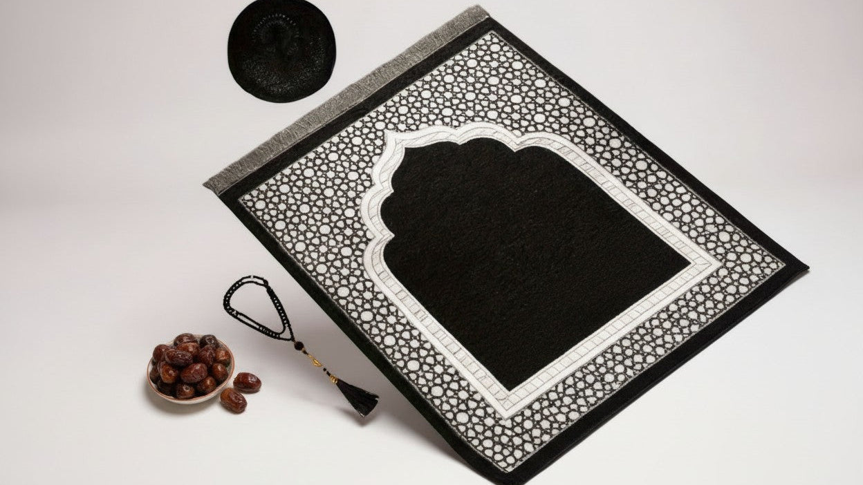 Set Ramadan 3 pièces : tapis de prière portable 70×110 cm, 99 perles Tasbih, kufi homme, léger et pratique pour voyages.