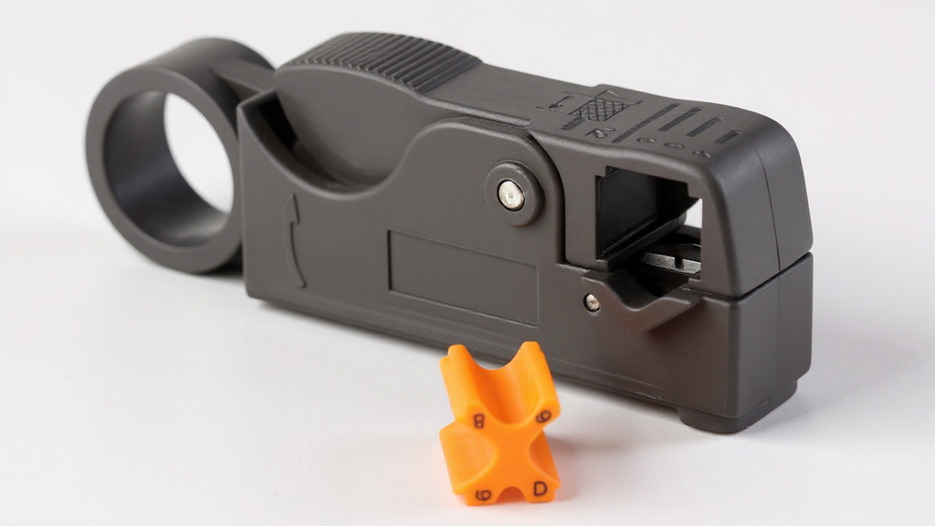 Pince Dégaineuse Automatique pour Câbles Coaxiaux : Outil multi-usage, rotation précise, matériau résistant, poignée ergonomique, couverture amovible, prêt à l’emploi.