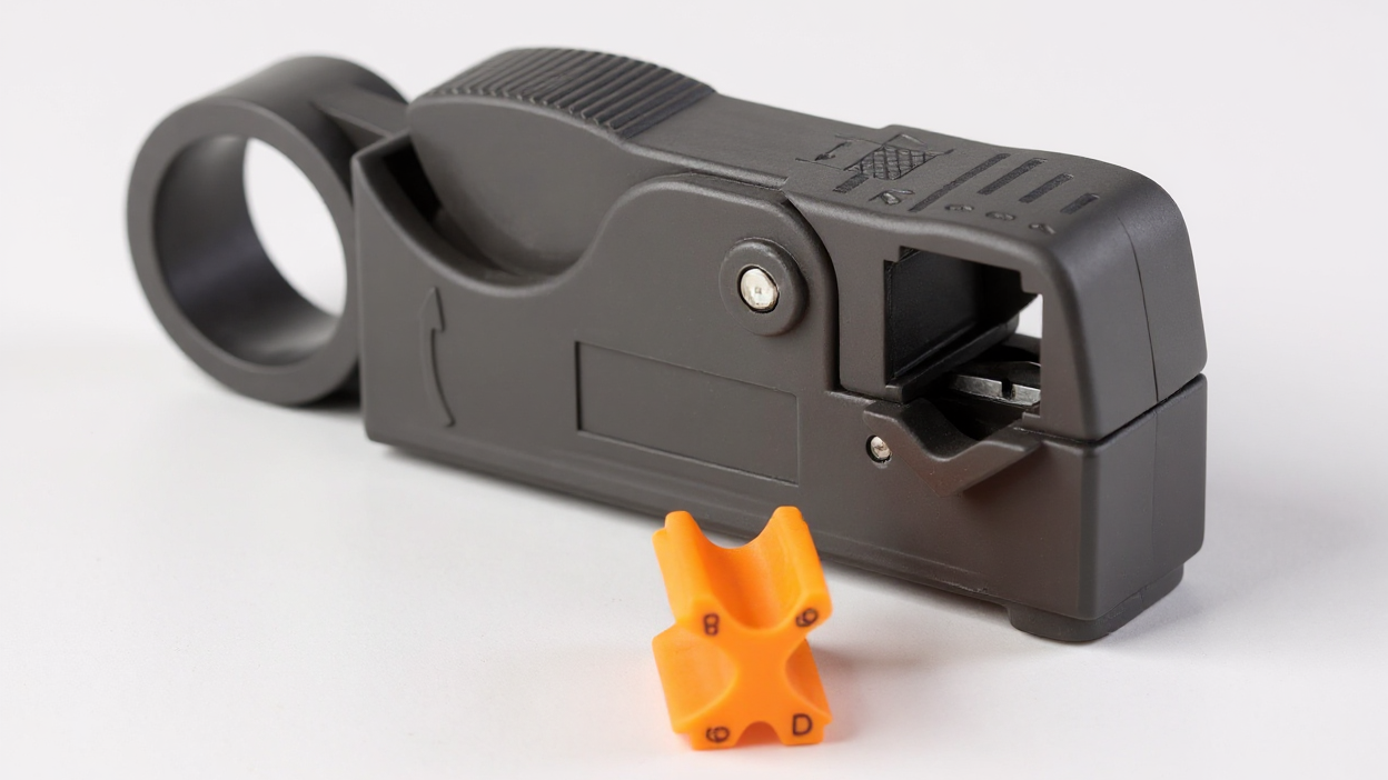 Pince Dégaineuse Automatique pour Câbles Coaxiaux : Outil multi-usage, rotation précise, matériau résistant, poignée ergonomique, couverture amovible, prêt à l’emploi.