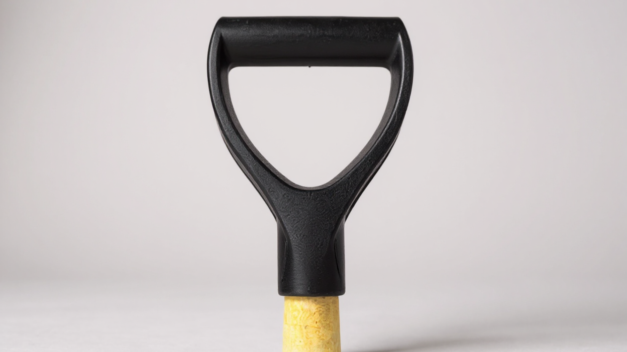 Poignée de pelle en plastique robuste et ergonomique, design courbé ou droit, compatible pelles et accessoires, idéale neige, jardinage et terrassement.