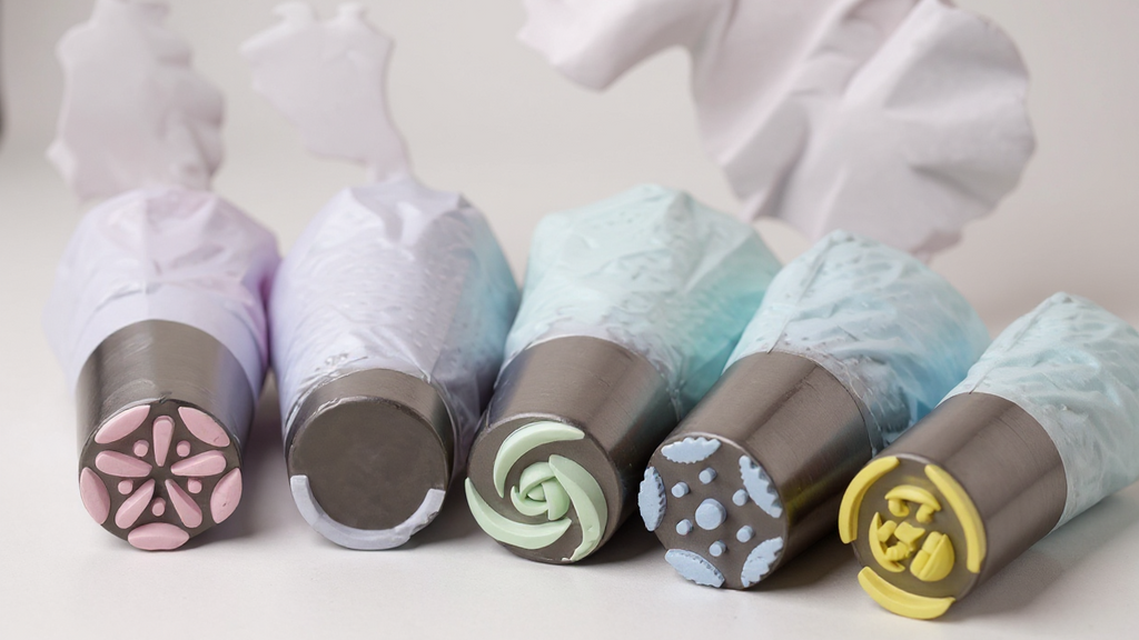 Set of 7 Stainless Steel Piping Nozzles: Ideal for cupcakes, cakes and biscuits, essential baking tools for home chefs.