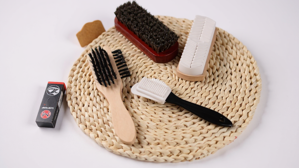 Kit de 7 brosses pour chaussures, applicateur double-face, poils de cheval et brosse nubuck/suède, nettoyage doux du cuir avec chiffon microfibre.