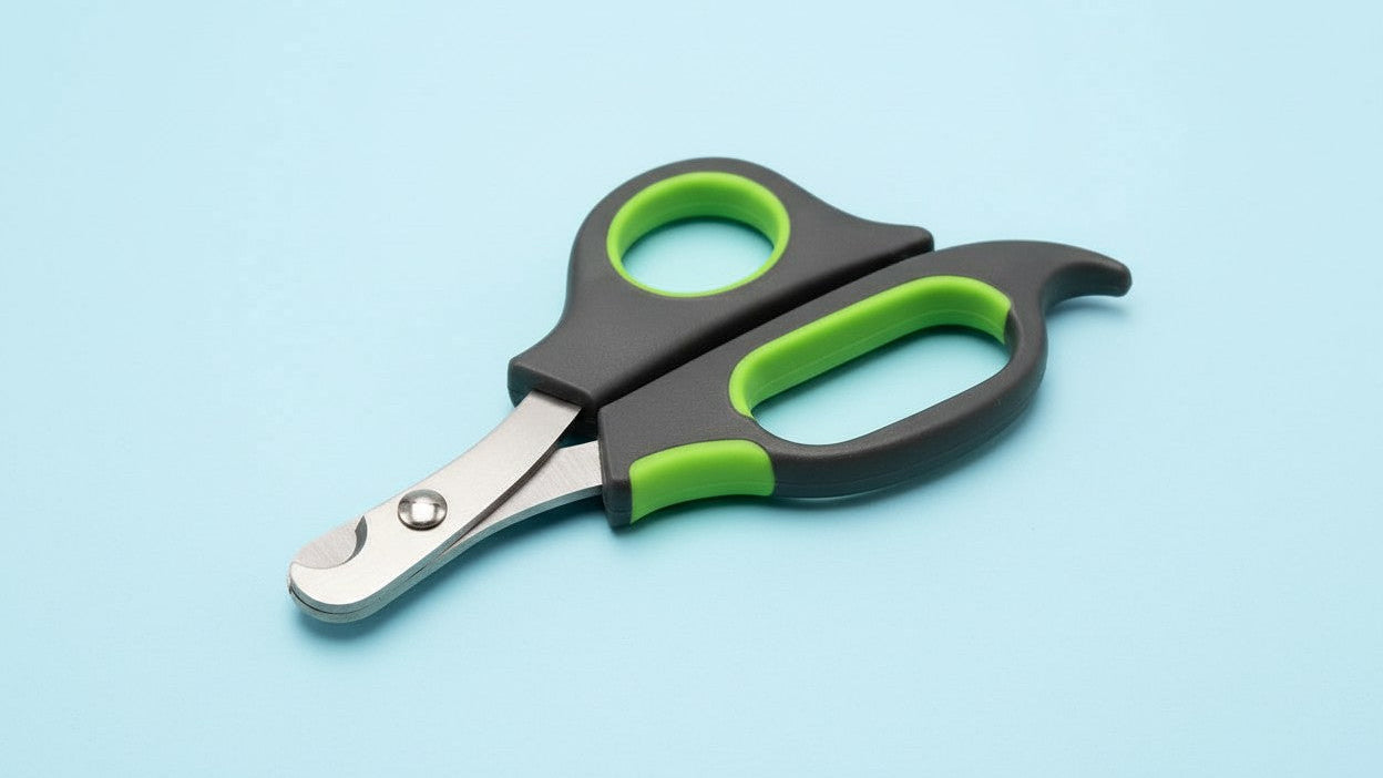 Pet nail clippers (pink/green). Stainless steel blades, comfortable grip, precise cutting, stable design for safe use.