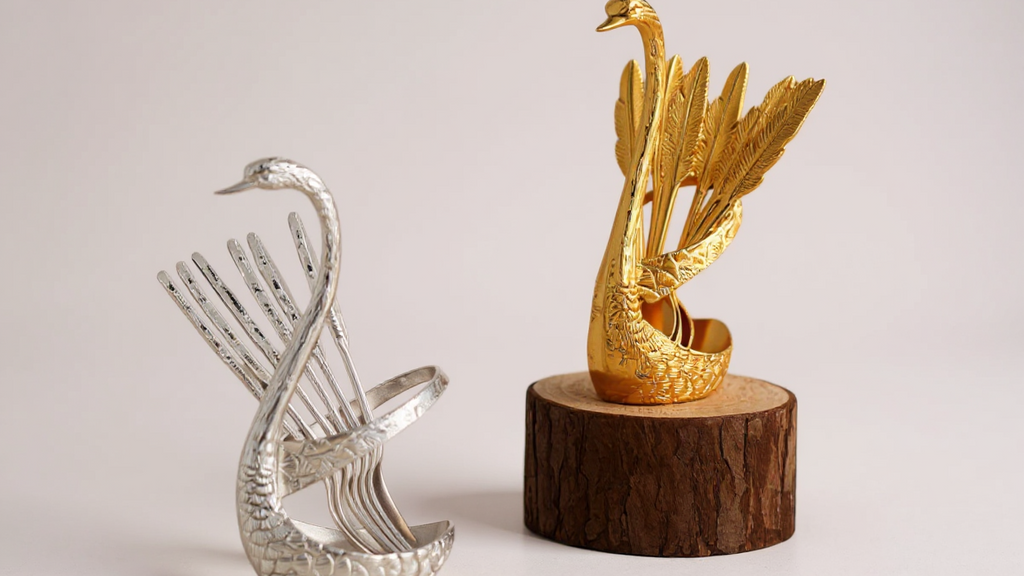 Gold and Silver Alloy Spoon Set: Elegant, rustproof and durable, with decorative swan stand, ideal for cafes, desserts, restaurants or gifts.