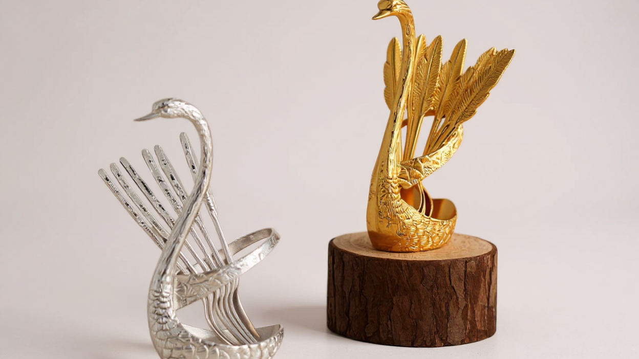 Set de Cuillères en Alliage Or et Argent : Élégant, inoxydable et durable, avec support décoratif cygne, idéal café, desserts, restaurants ou cadeaux.