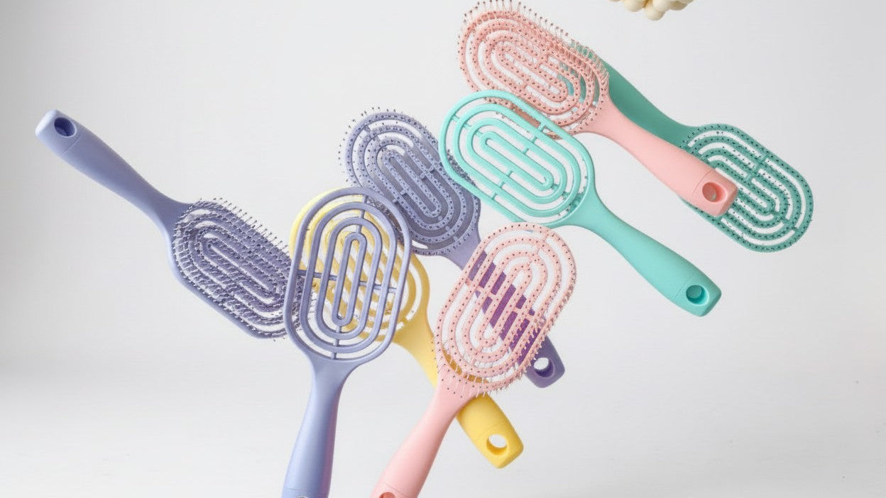 Detangling brush for curly and straight hair, suitable for dry or wet hair, suitable for all hair types.