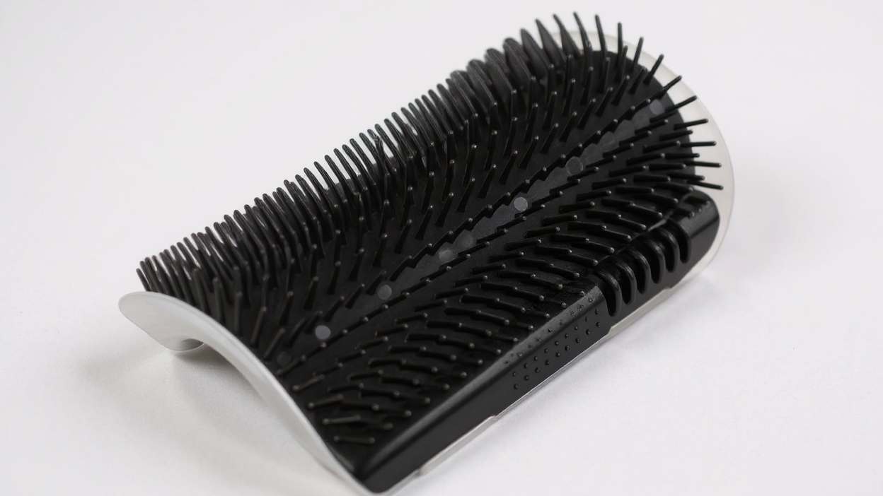 Peigne mural auto-nettoyant pour chats, en PP durable, installation adhésive facile, gain de place, idéal pour chatons et petits chiens.