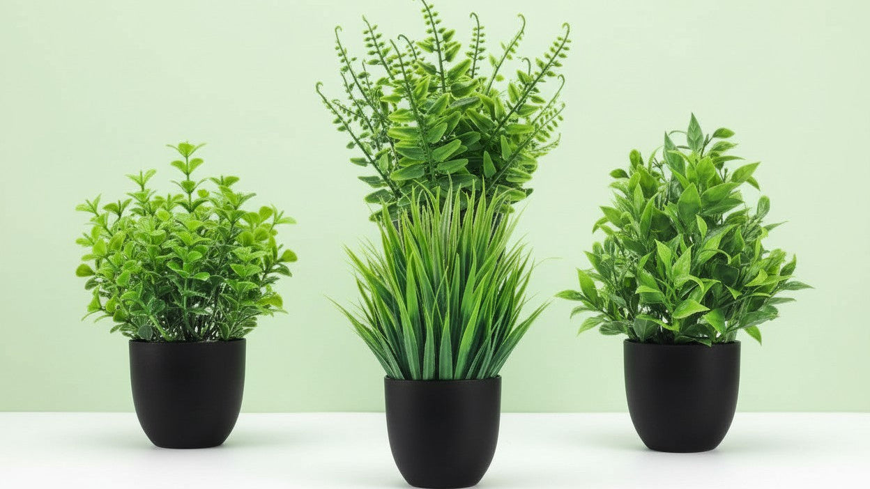 Lot de 4 mini-plantes artificielles en pot. Parfaites pour la décoration de bureau, chambre à coucher et salon.
