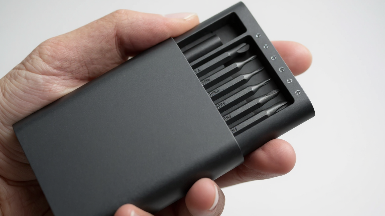 25-in-1 precision screwdriver set, multifunctional, durable, battery-free, ideal for repairing mobile phones and tablets.