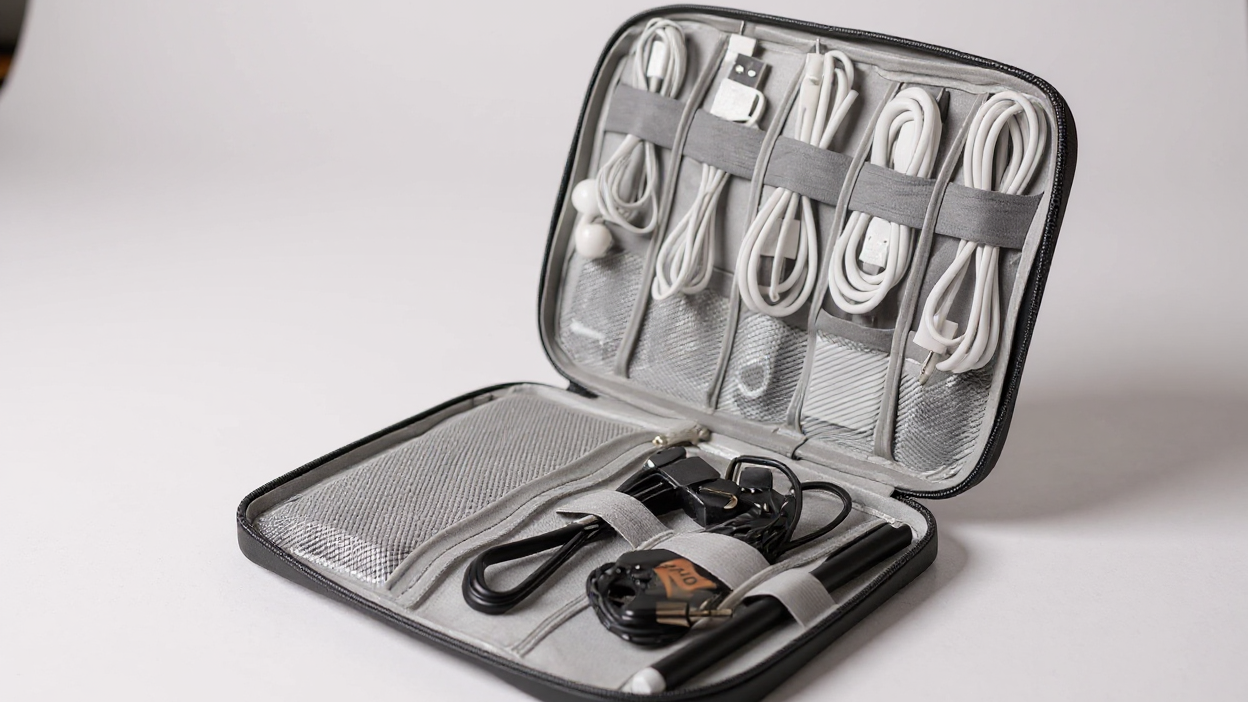 Organisateur de voyage pour câbles et accessoires numériques, 8 boucles élastiques, compartiment en mesh, rangement pratique pour câbles, écouteurs, cartes mémoire et montres.