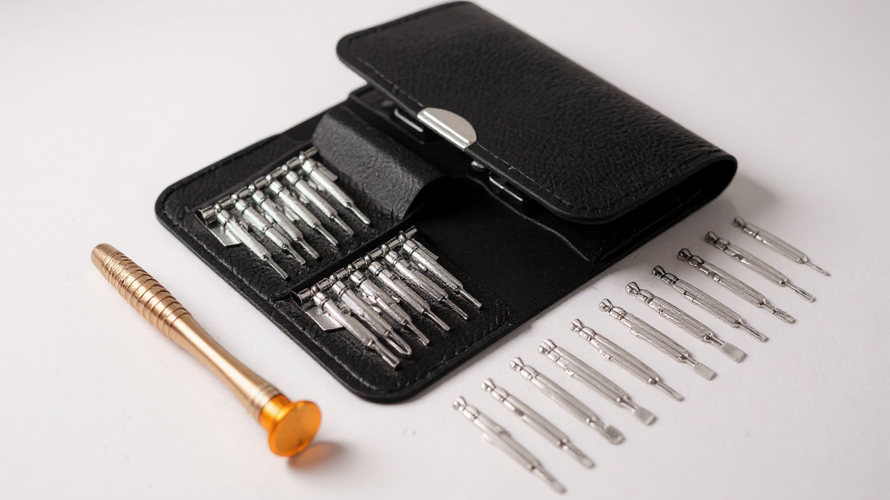 25-in-1 precision screwdriver set, including flat, star, Y and triangle, ideal for repairing smartphones, computers, glasses, cameras and PCs.