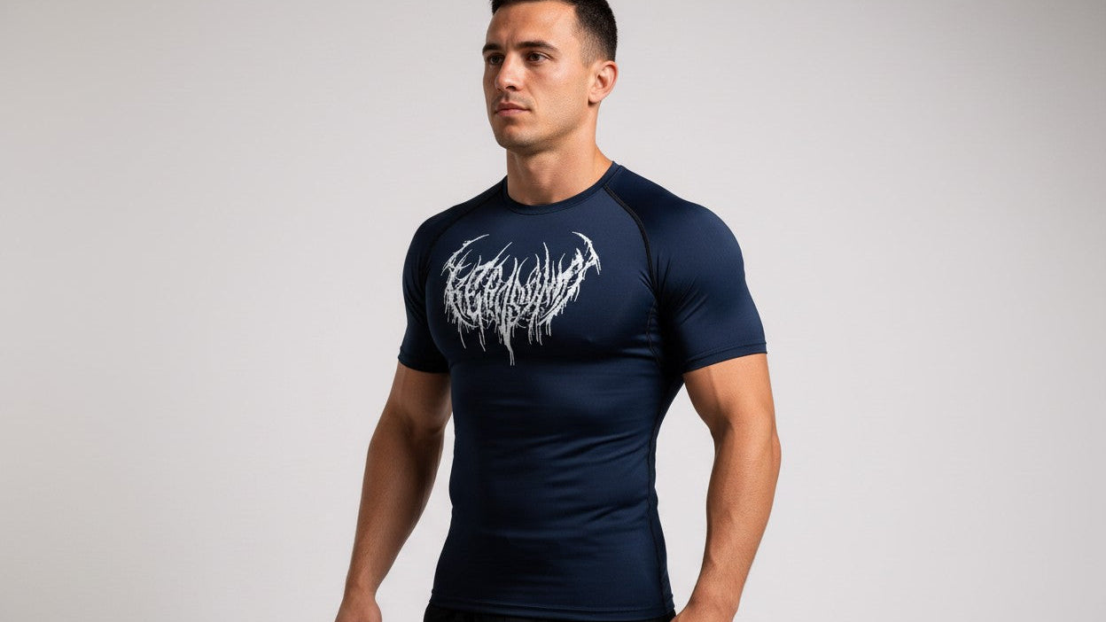 T-shirt compression homme, séchage rapide, tissu respirant et extensible, motif musculaire, maintien slim, idéal gym, cyclisme, boxe et entraînement.
