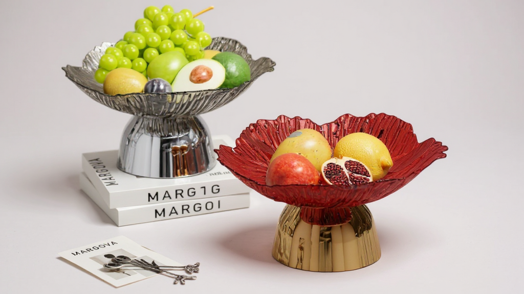 Bol à fruits élégant en forme de pétale Base dorée, plastique sûr pour aliments, idéal pour maison, fêtes ou restaurants, parfait pour servir raisins, pommes et oranges.