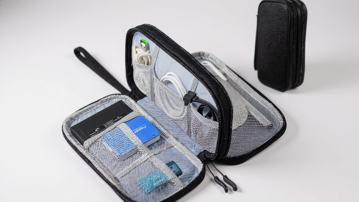 Organisateur de câbles en polyester durable, portable, compartiments multiples, idéal pour voyages, rangement chargeurs et accessoires tech, facile à nettoyer.