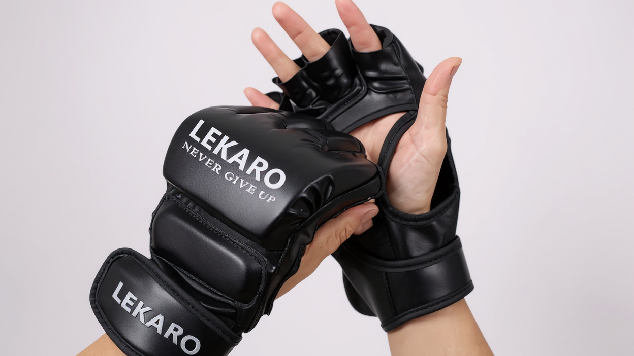 Gants de boxe demi-doigt en PU de haute qualité, idéaux pour adultes, offrant confort et protection, parfaits comme cadeau pour passionnés de boxe.