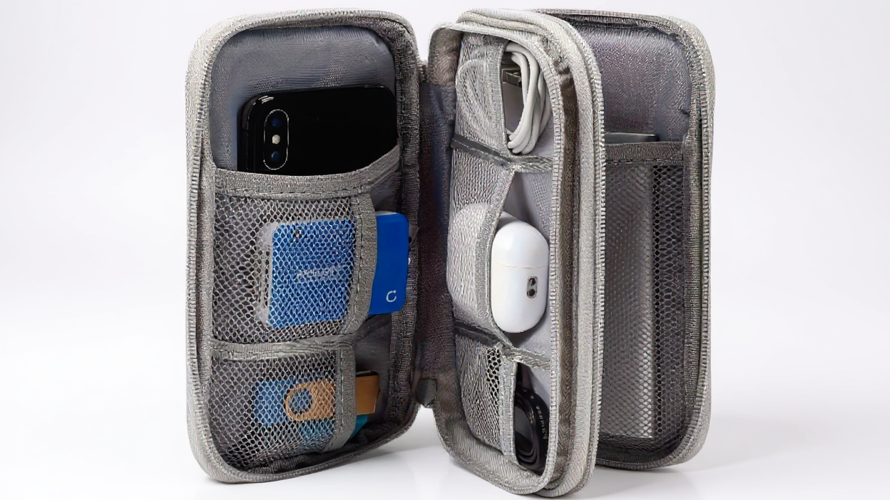 Organisateur de rangement en polyester durable, portable, plusieurs compartiments pour câbles, chargeurs et petits accessoires, compact pour voyage, lavable à la main.