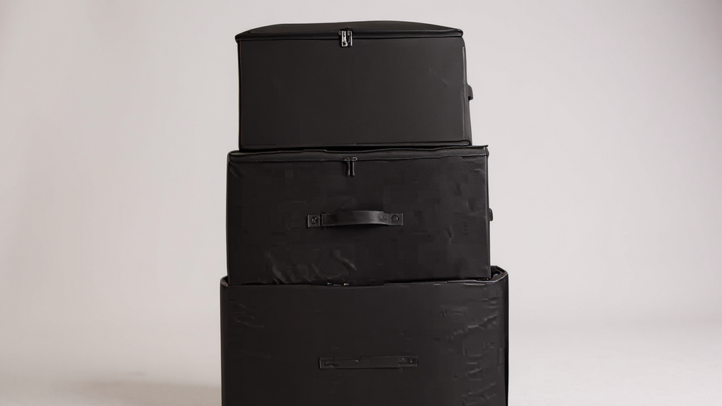 Boîte de rangement empilable extra-large avec couvercle rabattable, conçue en polyester robuste pour un stockage vertical optimal dans les petits espaces.