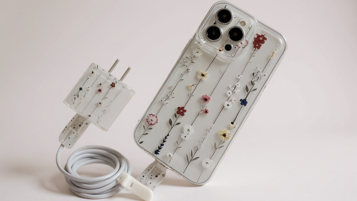 Set de 5 Accessoires iPhone : Coque transparente fleurs, protège-chargeur, 2 protections de câble, attache blanche, compatible iPhone 11 à 16 Pro Max.